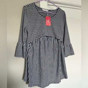 New with tags: Maternity and Breastfeeding friendly top